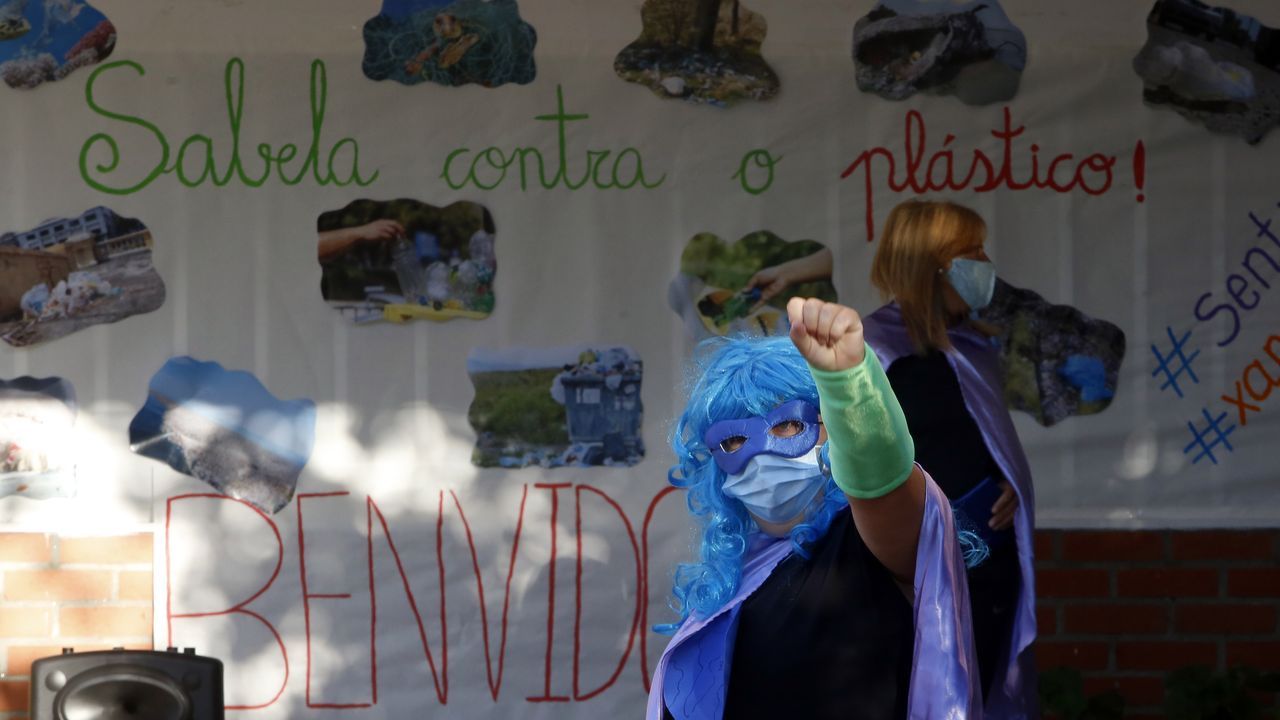 Pancarta de protesta contra la situación organizativa en los colegios en un centro de Arousa