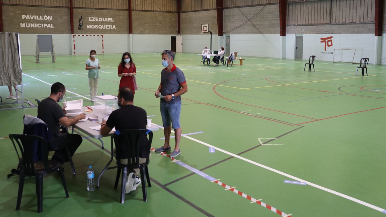 Colas ante el pabellón municipal de Milladoiro (Ames)