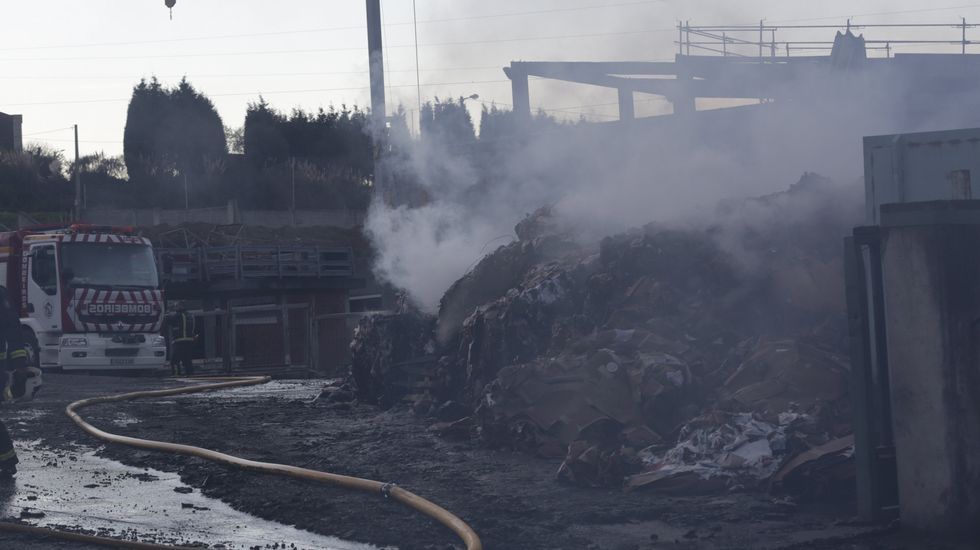 Cenizas tras el voraz incendio en la nave de reciclaje de Acteco en el polígono industrial de Sabón, en Arteixo