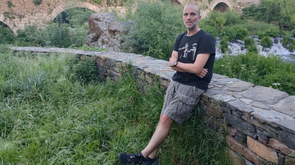 Llegada de seis afectados de ELA a la plaza del Obradoiro.Los autocaravanistas se hicieron la foto de familia frente a la Catedral de Santiago