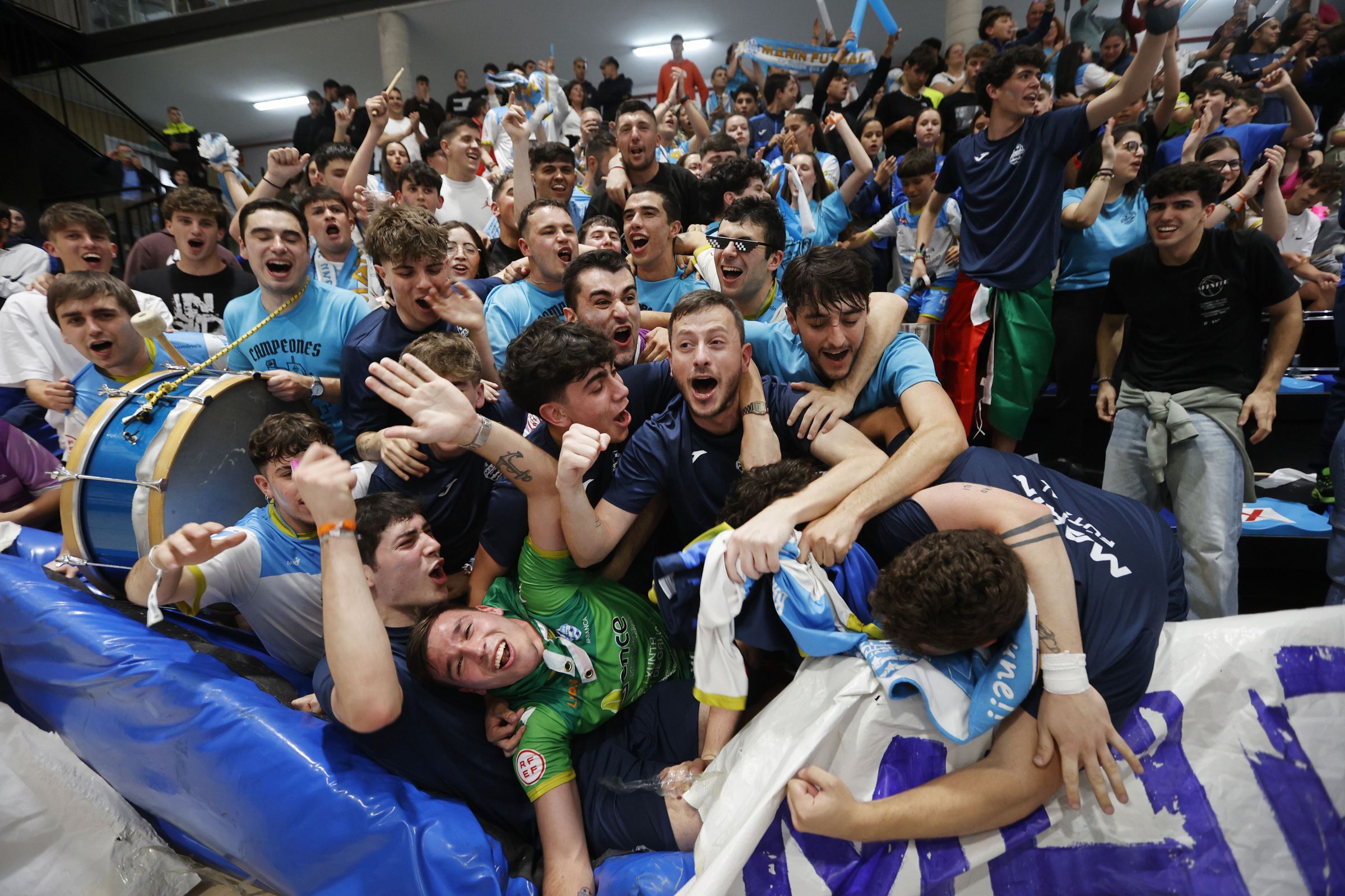 Aficionados do Marn Fustal celebran a permanencia do equpo  gaar na casa  Amarelle. 25/05/2024