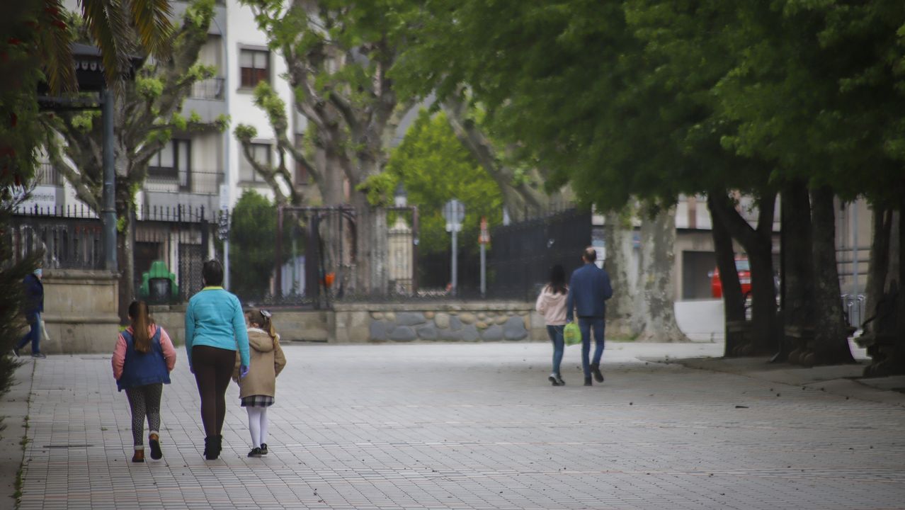 El primer paseo de los niños de Barbanza, en imágenes.Los viandantes regresaron al paseo de Coroso