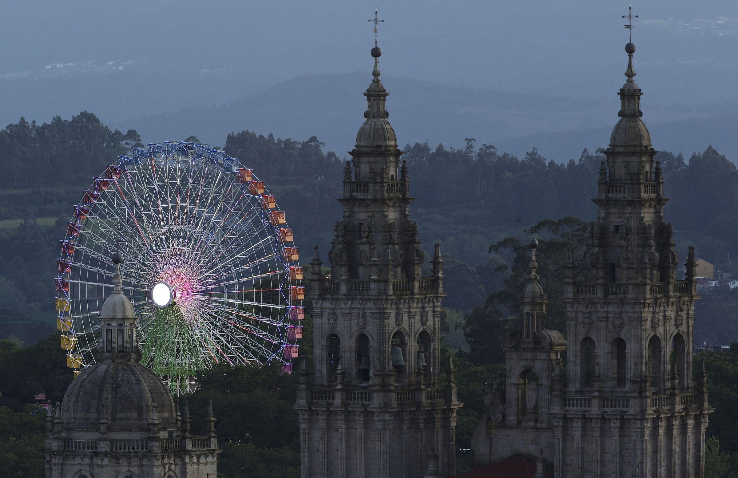 Vista da noria e a catedral nas festas da Ascencin. 07/06/2024
