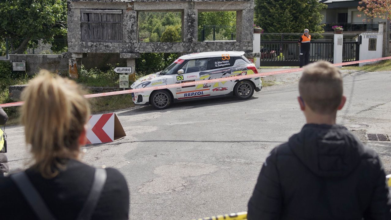 A todo gas en el pueblo de Barroso.La curva del Cruceiro fue un buen escenario para disfrutar del Rali de Ourense