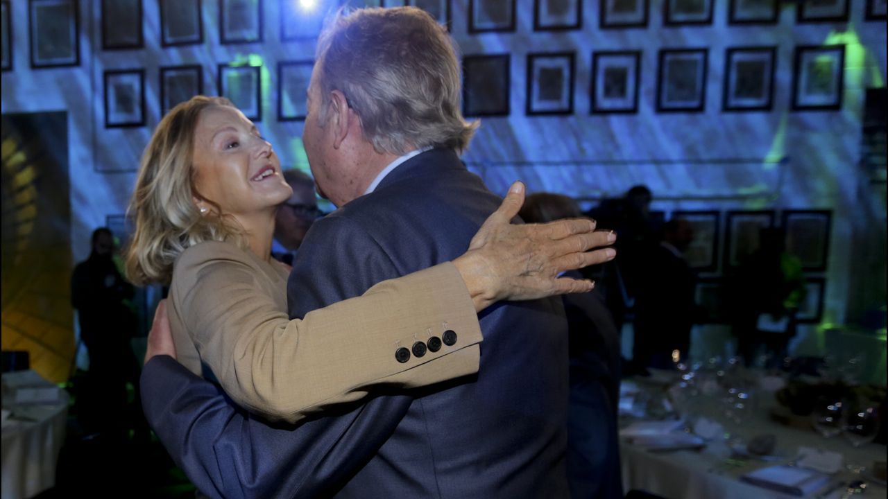 Flora Pérez Marcote, vicepresidenta de la Fundación Amancio Ortega, saludando a Santiago Rey Fernández-Latorre