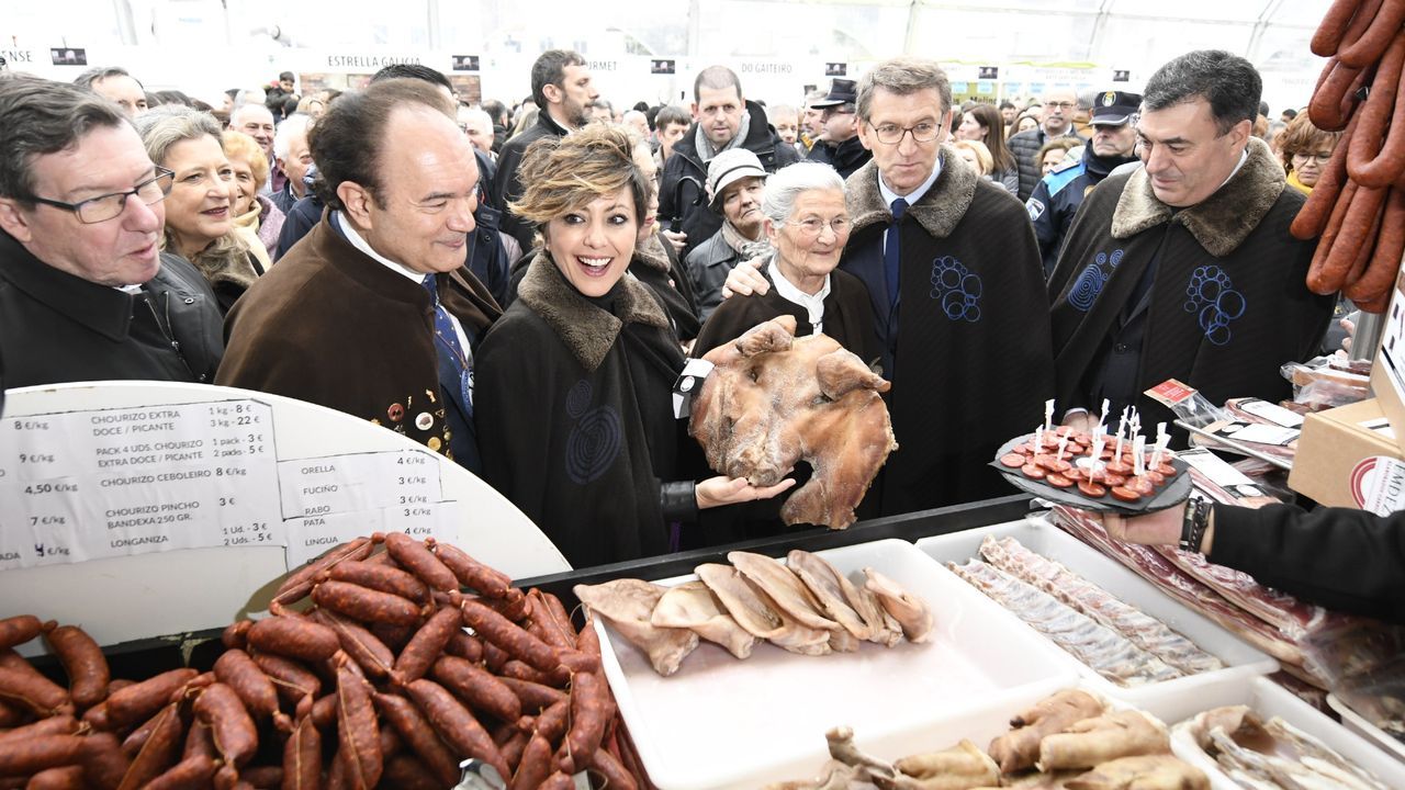 Sonsoles Ónega, con una cachucha en presencia del resto de comendadores, de Alberto Núñez Feijoo y del conselleiro Román Rodríguez