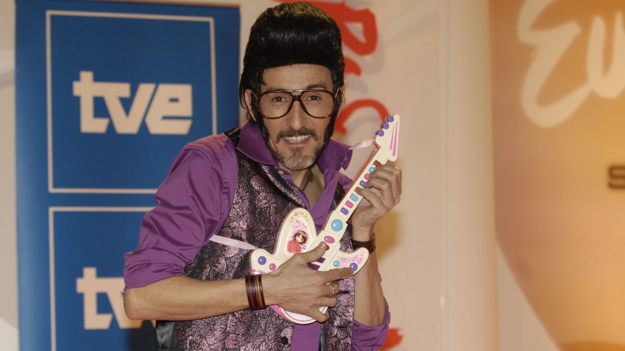 Rodolfo Chikilicuatre se coló como representante de España en Eurovisión en el año 2008, cabreando a un buen puñado de seguidores. Y el caso es que con su tupé, su chaleco brillante y su guitarra de juguetes volvió a España con un honroso decimosexto puesto y 55 puntos