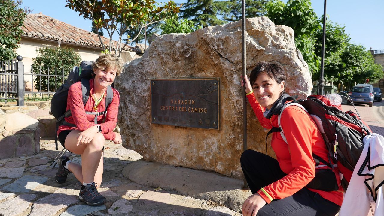 Eloína y Nuria posan en Sahagún, en el punto que marca el ecuador de la ruta jacobea