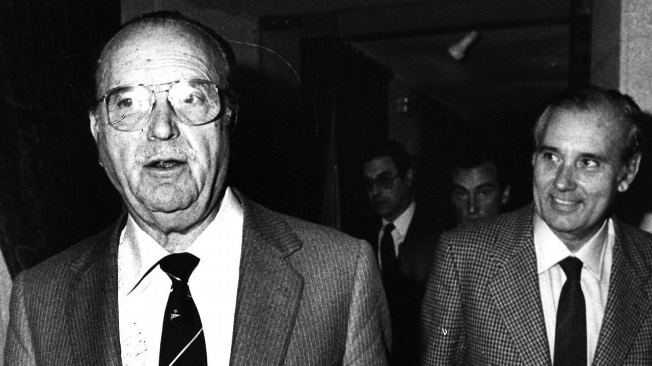 Imagen tomada en 1986 en plena crisis de gobierno de la Xunta de Galicia, despues de que todos los conselleiros presentaran la dimisión. En la imagen se puede ver a Gerardo Fernandez Albor y a José Manuel Romay Beccaria-