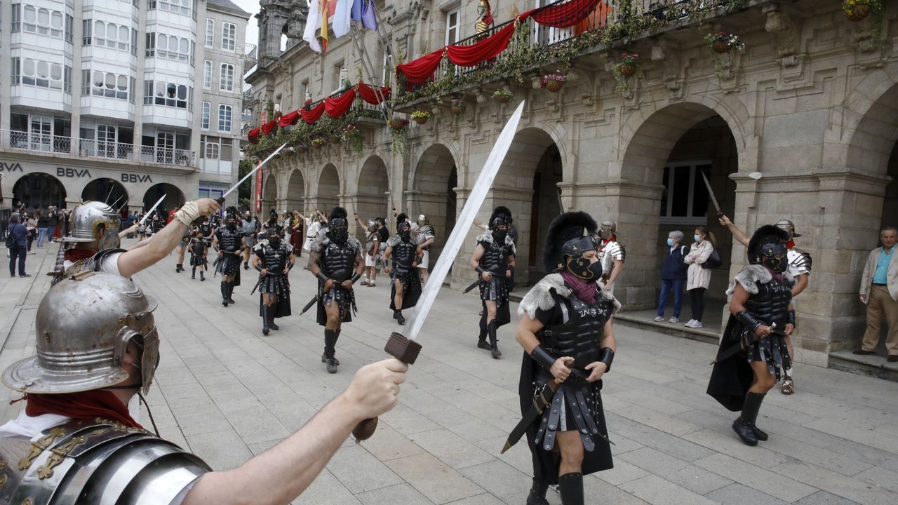 A Cohors II Lucensium e a Guardia Pretoriana percorreron o casco histórico e fixeron unha homenaxe floral na Mosqueira
