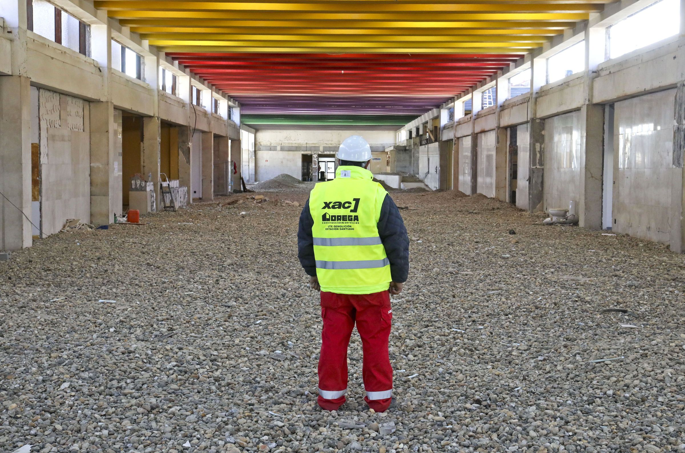 Un operario observa as obras de demolici�n da vella estaci�n de autobuses de Santiago. 17/11/2021