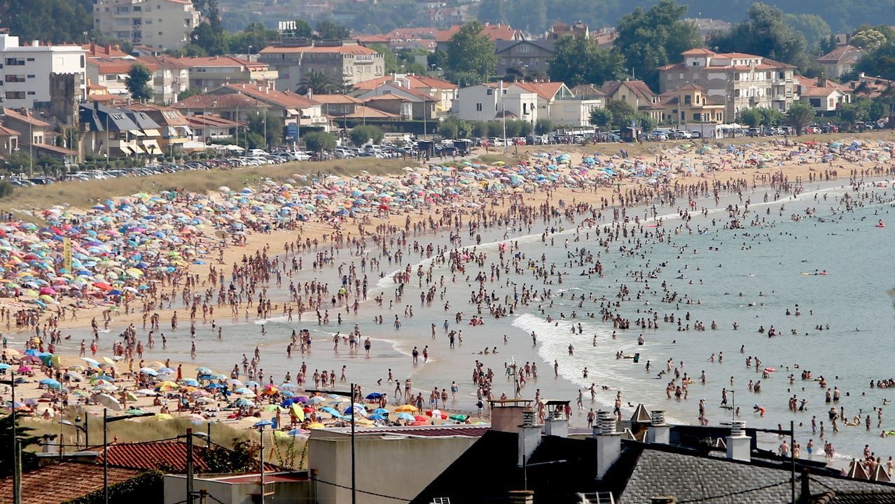Bañistas en la playa fluvial de Tapia
