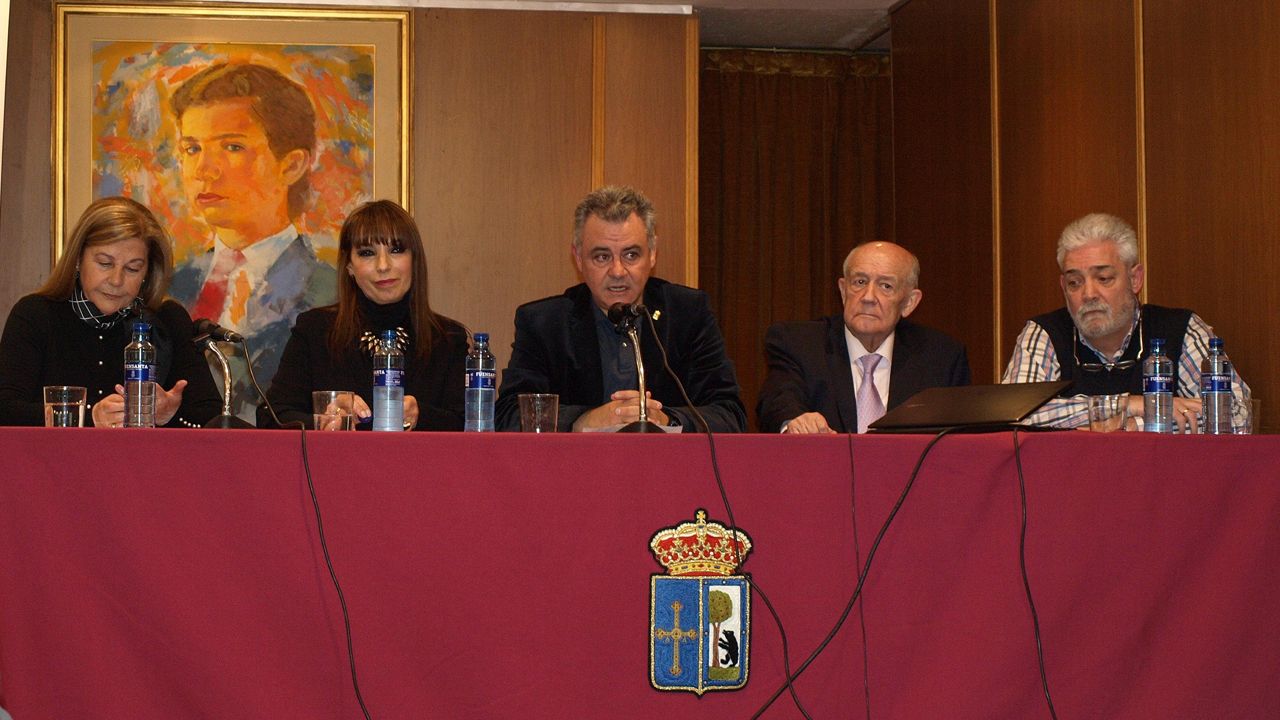 Bandera de Asturias.Mar�a Teresa �lvarez, Tina Guti�rrez, Valent�n Mart�nez-Otero, Jos� Antonio Olivar y Armando Ram�rez.