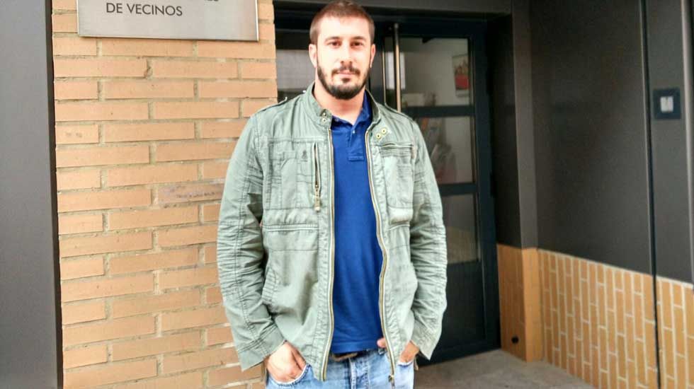 Adrián Arias, a las puertas de la sede de la Federación de Asociaciones de Vecinos de Gijón.Adrián Arias, a las puertas de la sede de la Federación de Asociaciones de Vecinos de Gijón