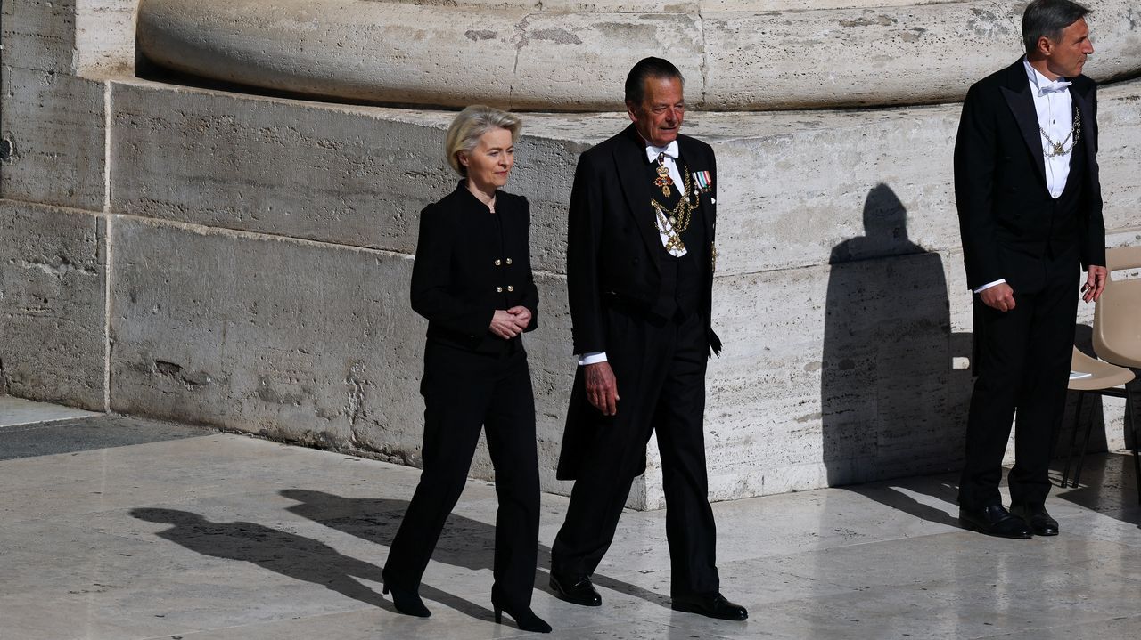 La presidenta de la Comisi�n Europea, Ursula von der Leyen, llegando al funeral.