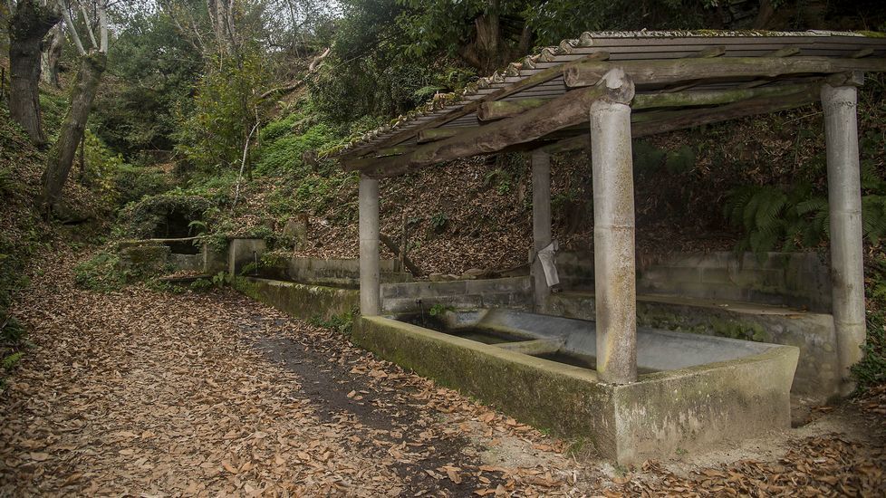 Fonte de Outeiro o de Arriba, con un antiguo lavadero