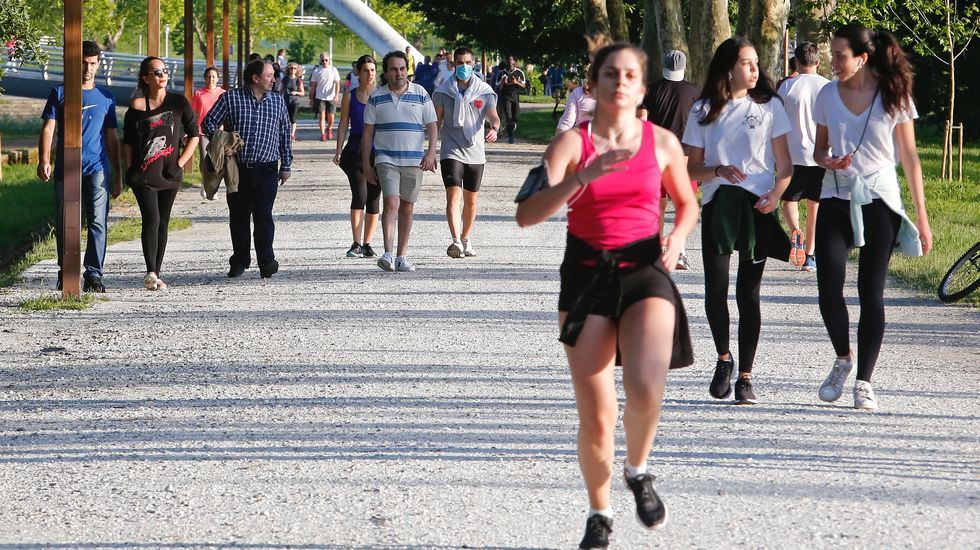 Miles de personas salen a pasear en Pontevedra en el segundo día de la desecalada