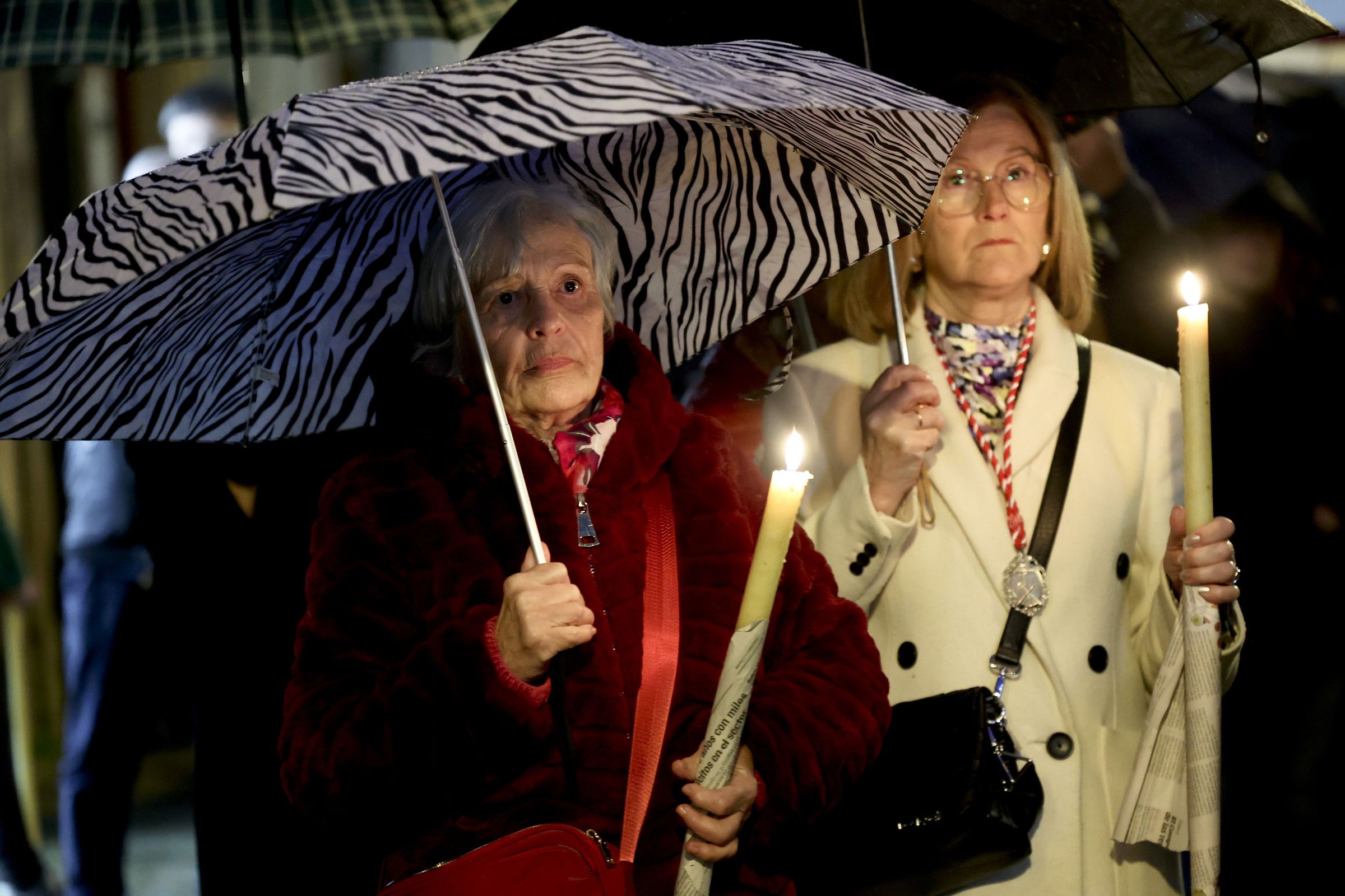 Baixo a choiva na procesin do Cristo da Paciencia. 15/04/2025
