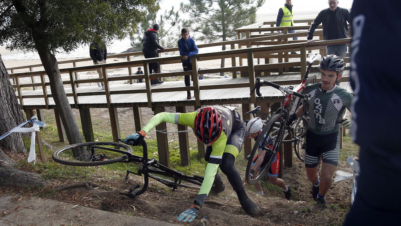 Prueba de Ciclocrós en el Pinar del paseo martítimo de Praia Xardín.