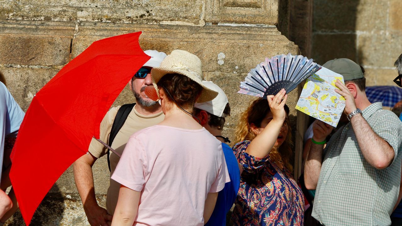Bañistas en la playa fluvial de Tapia