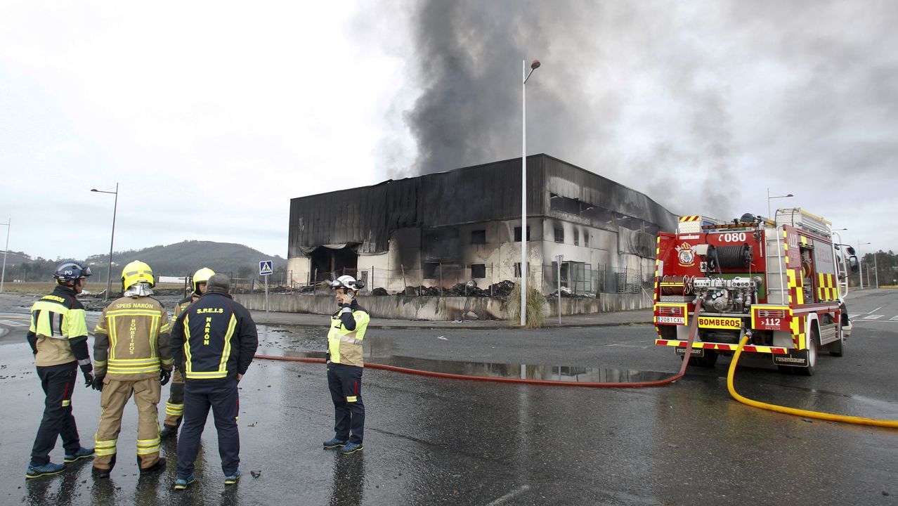 Así amaneció tras el incendio la fábrica de bolsas de papel de Narón
