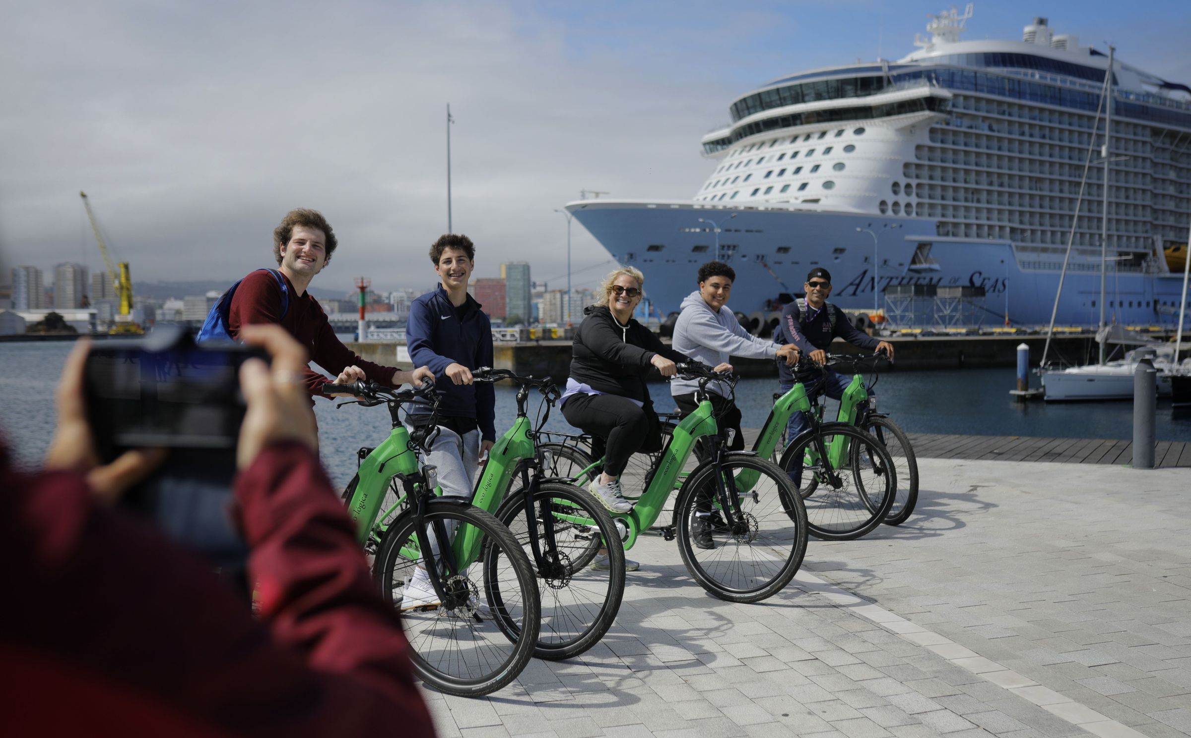 Turistas fotografanse no Parrote, diante do munumental cruceiro, Anthem of the Seas. 30/05/2024