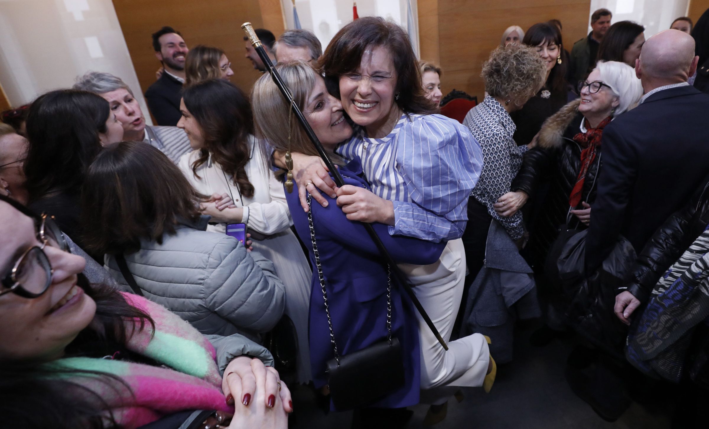 Mari�a Gueimunde celebra�su nombramiento como alcaldesa de Viveiro�despu�s de la moci�n de censura del 7 de marzo.