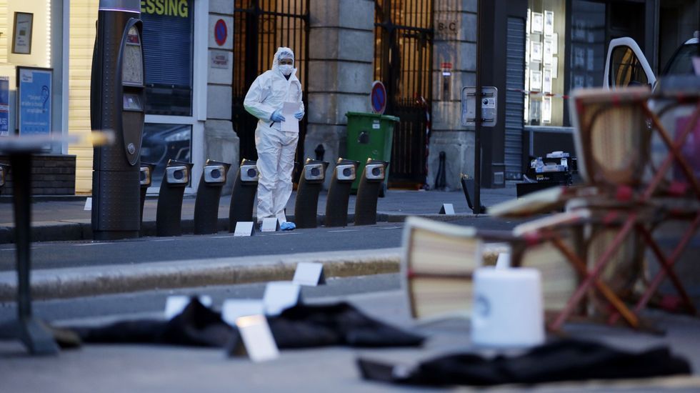 Abrigos abandonados en la calle al lado del Comptoir Voltaire cafe