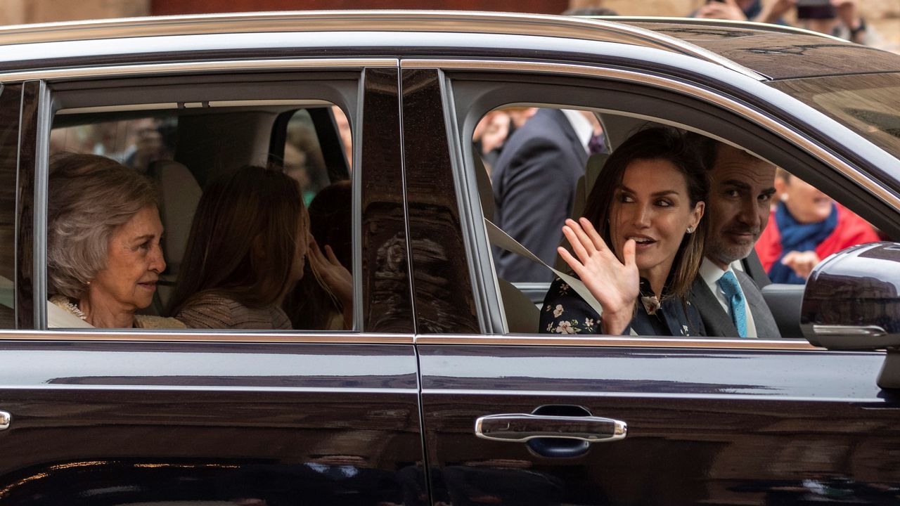 Para la misa de Palma, Letizia eligió un vestido de Massimo Dutti