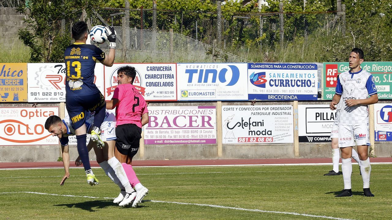 PARTIDO ENTRE EL NOIA Y EL BOIRO EN SAN LÁZARO. PREFERENTE. FÚTBOL.