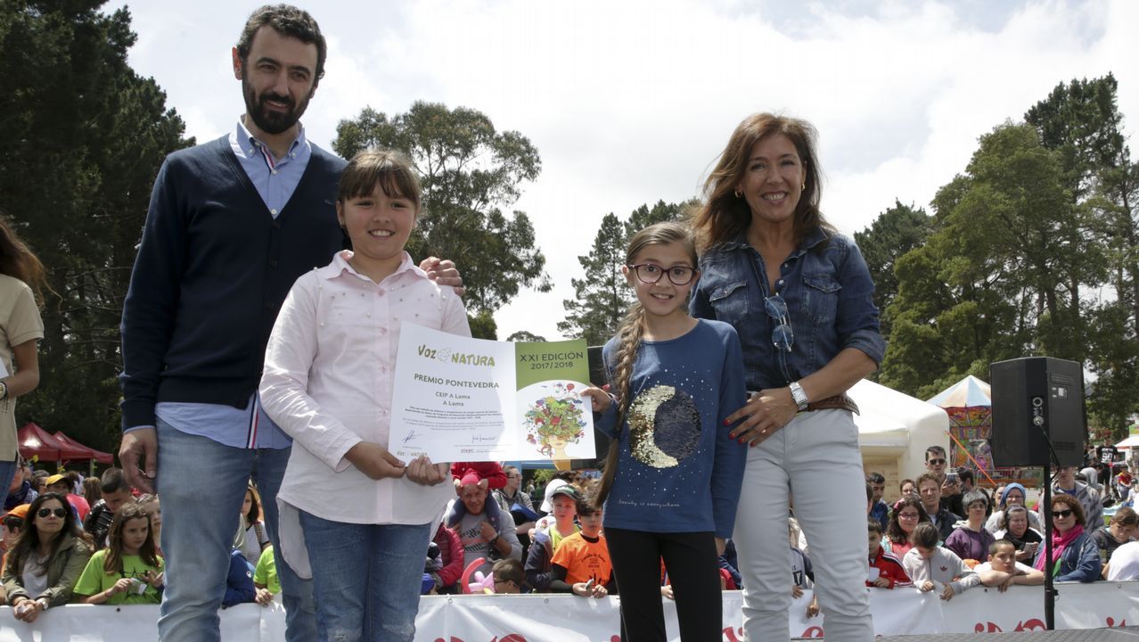 Beatriz Mato Otero, conselleira de Medio Ambiente e Ordenación do Territorio, entrega el Premio Voz Natura, provincia de Pontevedra al CEIP A Lama. Recogen Rafael Sanchez-Agustino Rodríguez (director), Paula Peón Ponte e Isabel Sánchez Fuentes (alumnas)