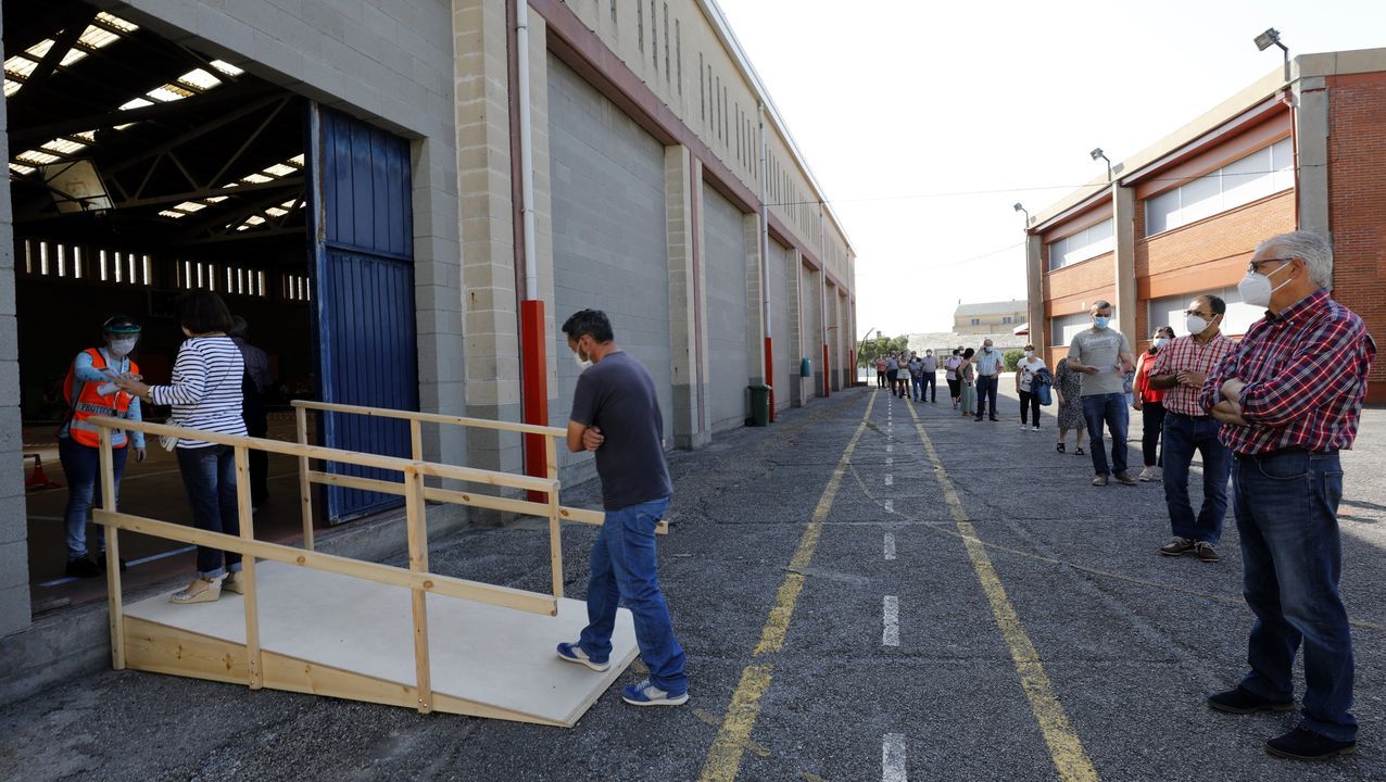 En A Mariña, algunos votaron hasta disfrazados