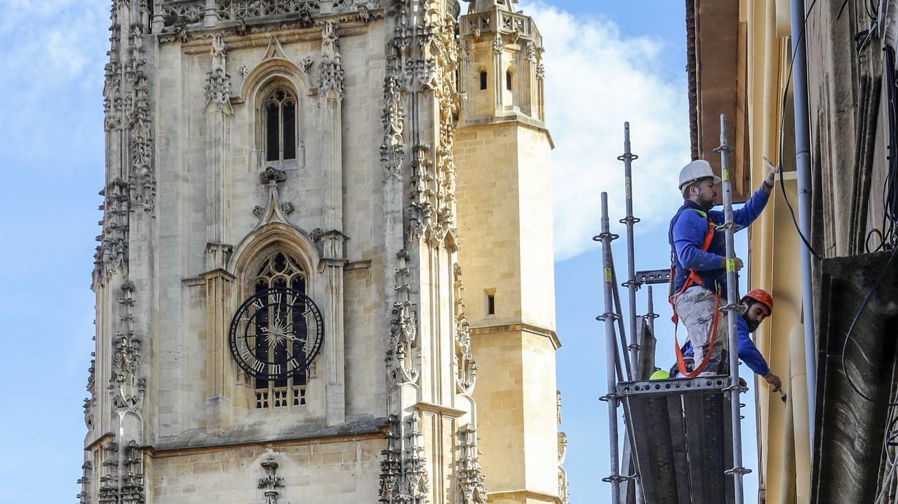 Un grupo de obreros trabaja en la rehabilitaci�n de una fachada en la plaza de la catedral de Oviedo en una imagen de archivo
