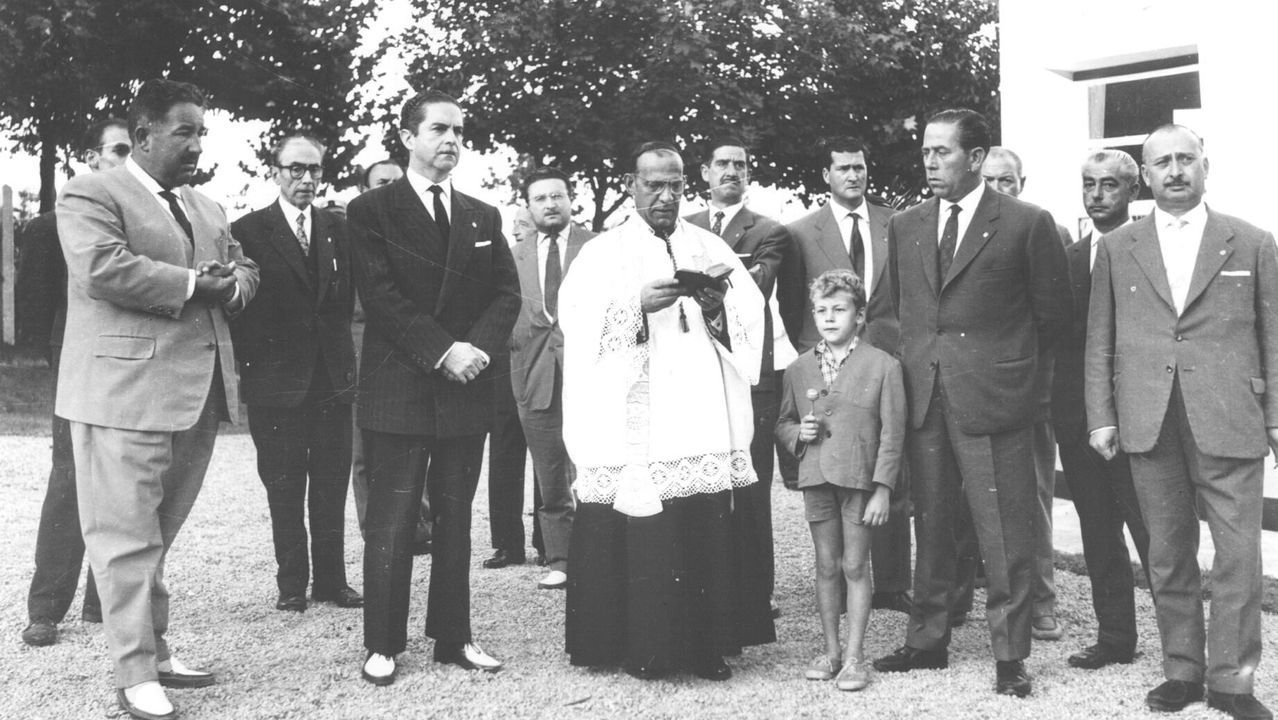 DON SANTIAGO FERNANDEZ , ABAD DE LA COLEGIATA DE SANTA MARIA , BENDICE LAS INSTALACIONES DEL NUEVO CAMPING EN EL PARQUE DE SANTA MARGARITA . CON EL APARECEN EL ALCALDE DE A CORUÑA , SERGIO PEÑAMARIA DE LLANO ; DON JOSE TRILLO ; DON MANUEL MANEIRO ; Y LOS SEÑORES FRAGA , FUENTES , ESTRADA Y HERVELLA , ENTRE OTROS, EN 1961