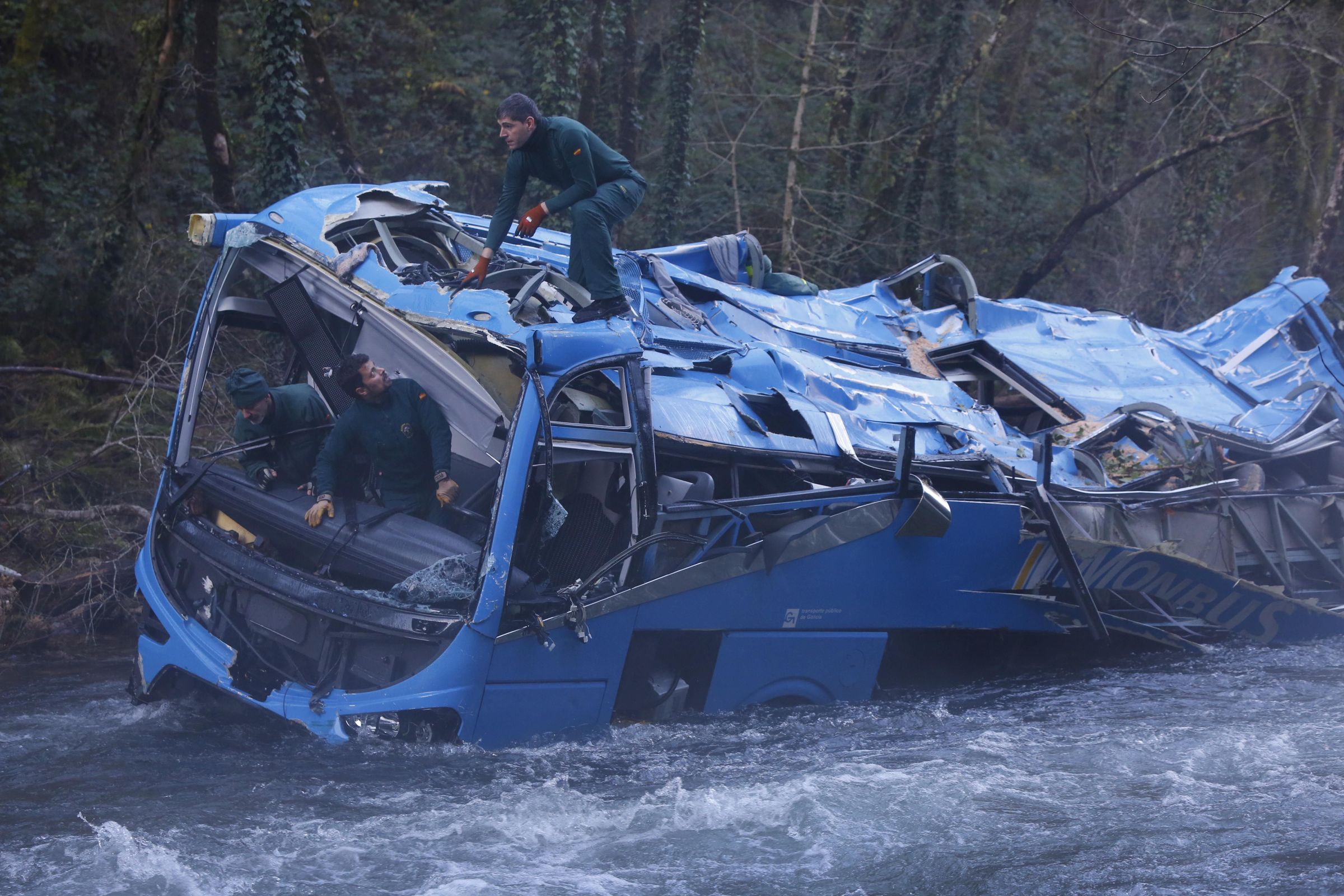 Un numeroso equipo humano e t�cnico foi necesario para izar e retirar con seguridade as 12 toneladas que pesaban os restos do autobus que caeu ao r�o L�rez en noiteboa. 27/12/2022