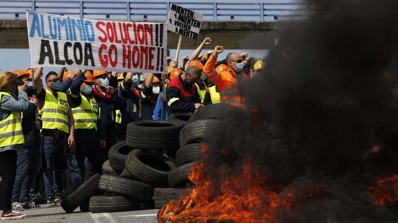 La A-8 permanece cortada en los dos sentidos, con barricadas de neumáticos ardiendo y los trabajadores completando la barrera