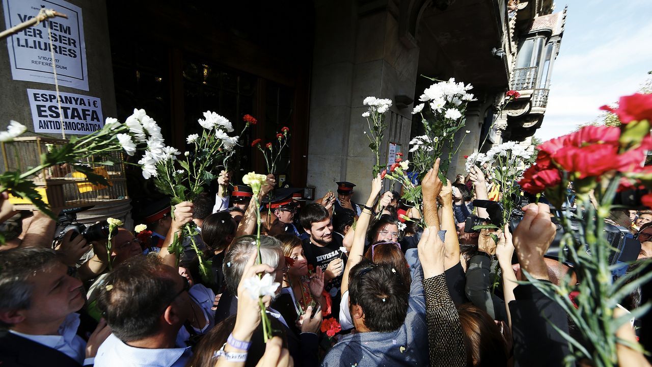 .Protesta ante la consellería de Economía de la Generalitat contra las detenciones llevadas a cabo por la Guardia Civil