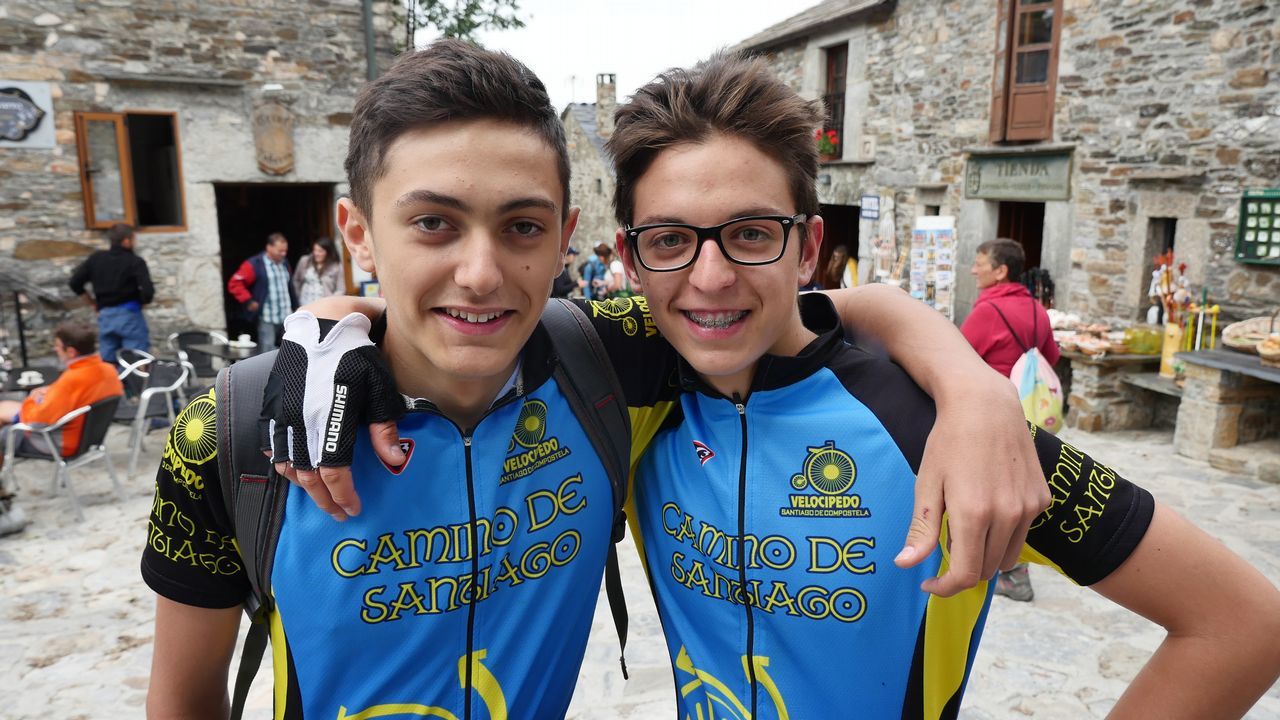 Dos amigos de Bilbao en O Cebreiro. Ellos también quieren llegar en bici al Obradoiro
