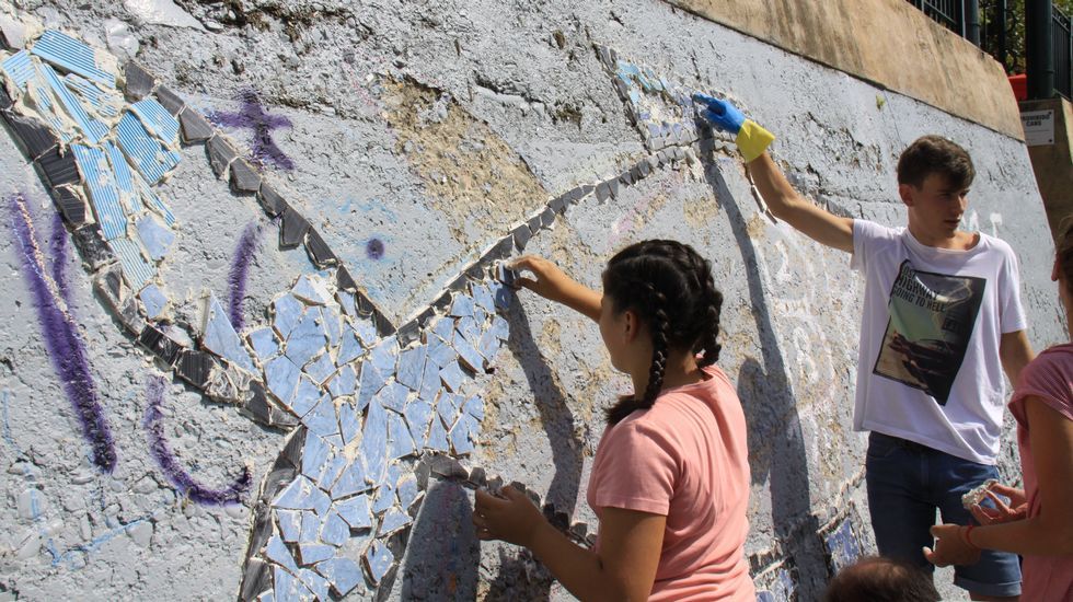 Gerardo Rodríguez, Chere, dirige la elaboración de un mural en el Malecón junto al río Sil