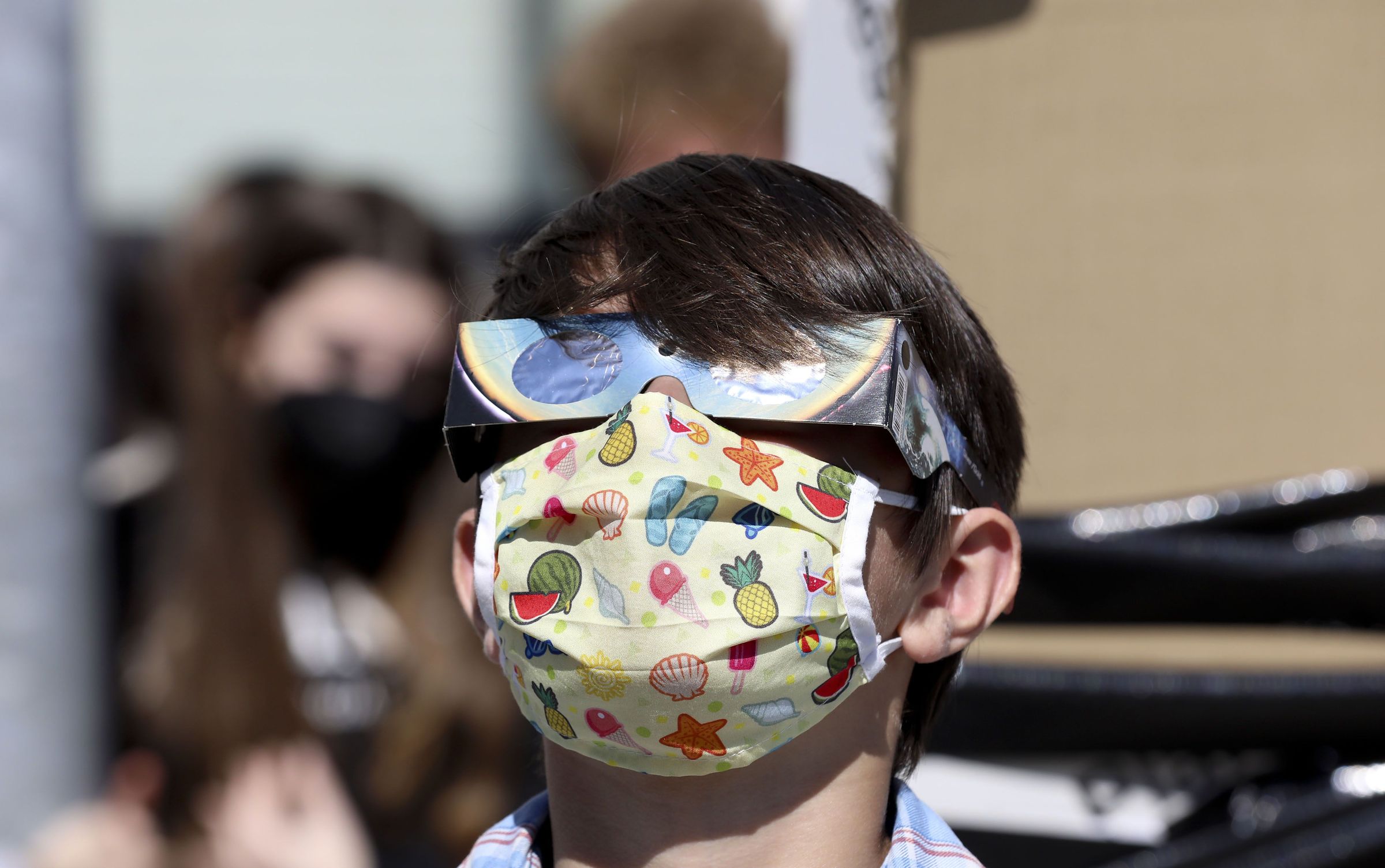 Alumno do IES do Sar con unhas gafas especiais para poder ver o eclipse parcial de sol. 10/06/2021