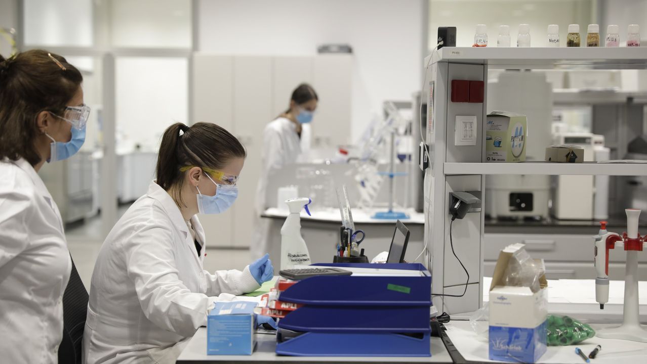 Investigadores del Cetim trabajando en procesos de la industria de la madera