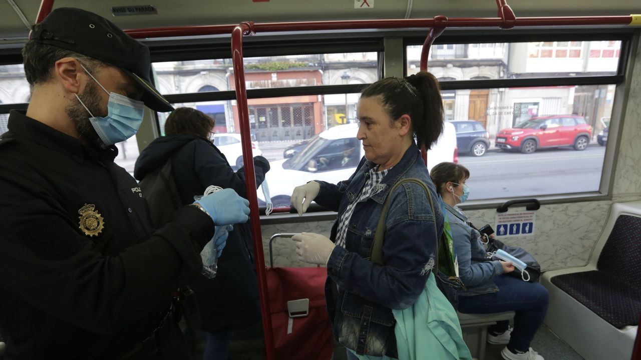 En A Coruña, como en otras ciudades, las Fuerzas y Cuerpos de seguridad estuvieron repartiendo mascarillas en el transporte público