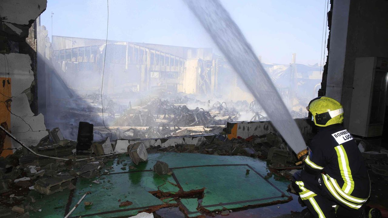 Más de 24 horas después del inicio del incendio, continúan los trabajos de extinción