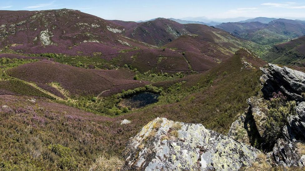 Vista de la laguna, prácticamente seca, desde el lugar de O Mallón