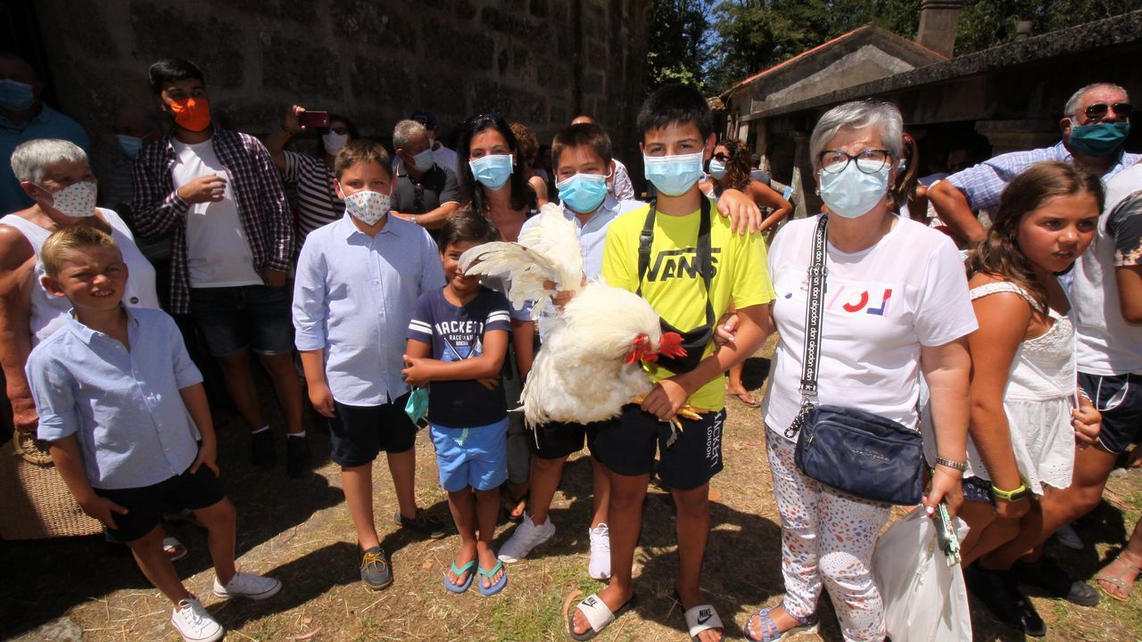 MISA EN SAN BENITO DE SERANS CON LA SUBASTA DE GALLOS