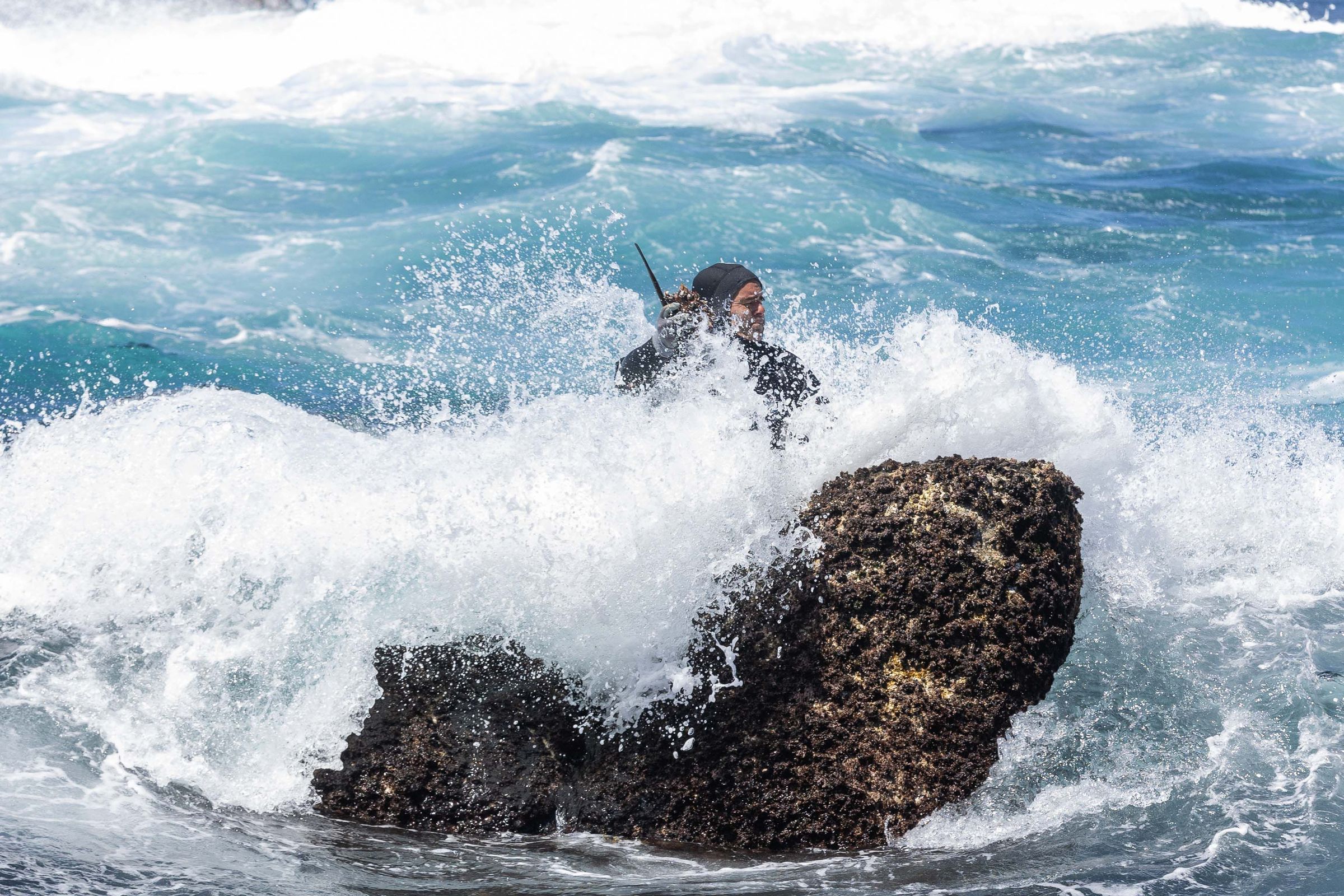 Apertura da zona da Barca de cara  tempada de vern. Un percebeiro no medio das ondas cunha pia de percebes. 09/07/2025