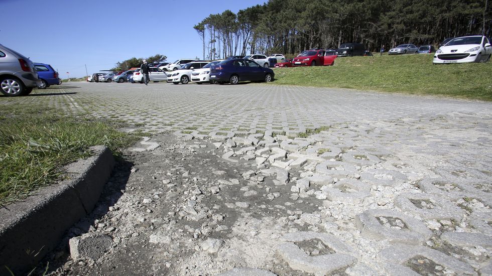 Los conductores se quejan de algún bache en el acceso al primer aparcamiento.Una zona de la barandilla en mal estado