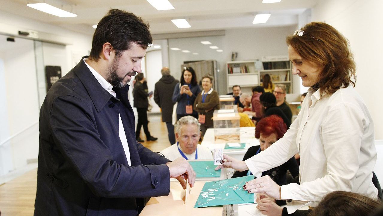 Votación de Antón Gómez Reino, candidato al Congreso de En Común Unidas Podemos, en el centro cívico Cidade Vella de A Coruña