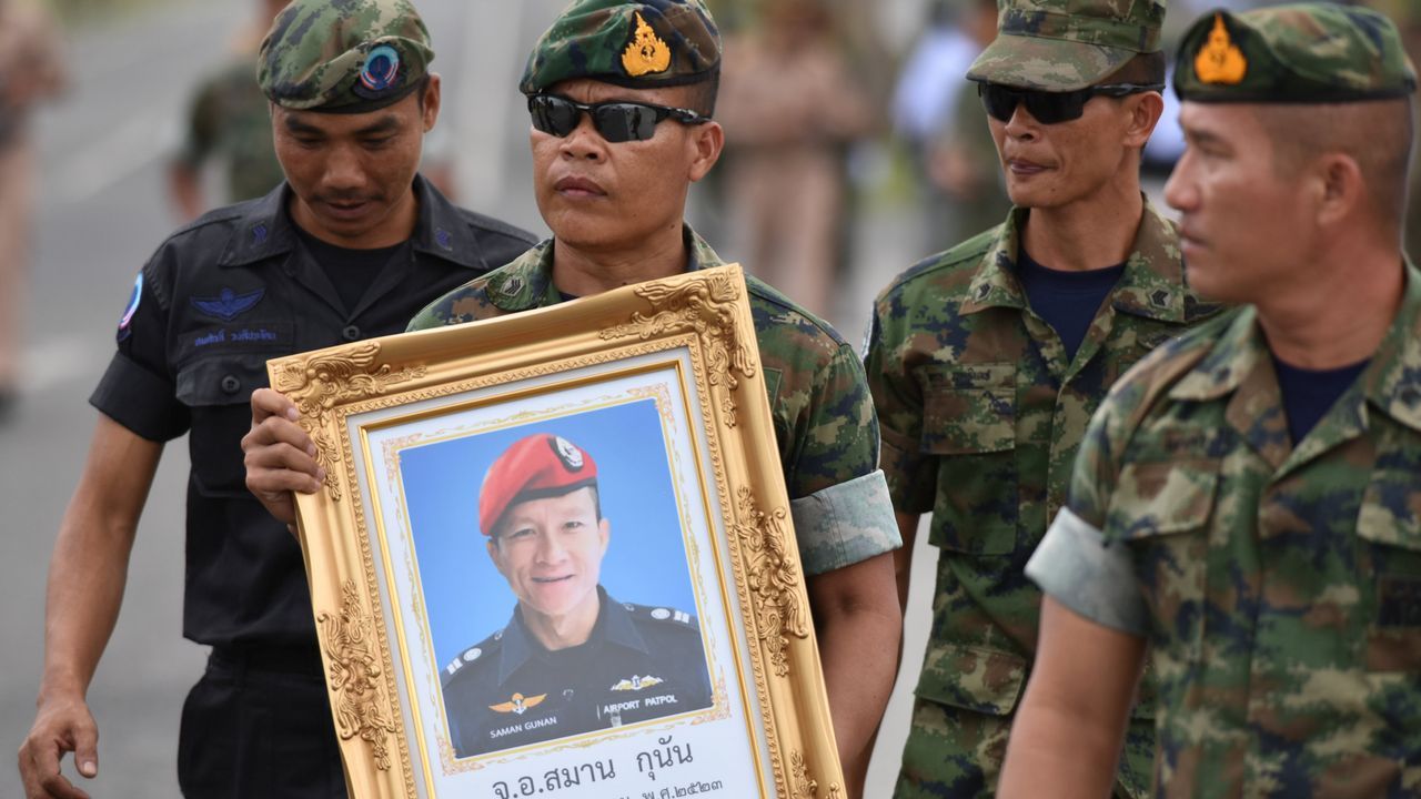 Las autoridades le rinden un homenaje a Saman Kunan, de 38 años, quien murió al intentar rescatar a los niños y a su entrenador.