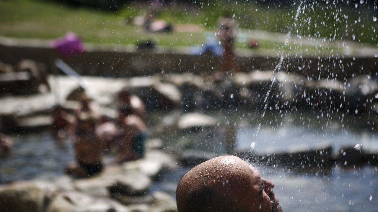 Gente bañándose en Ourense